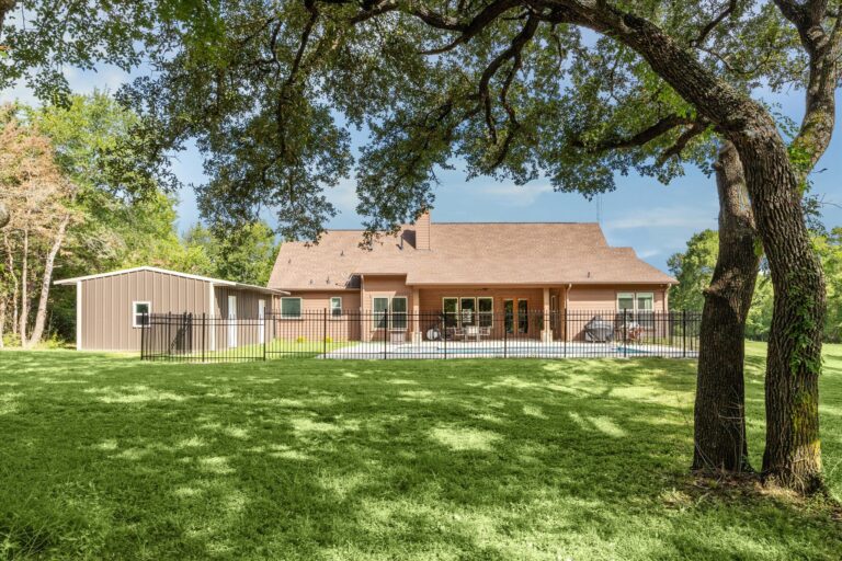 260 Lakewood Circle Brenham, Texas 77833