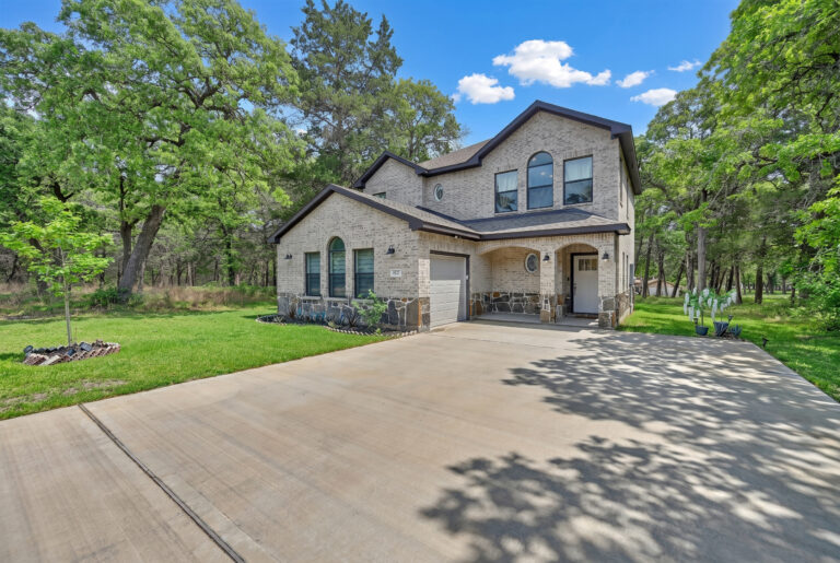 Exterior Front Right