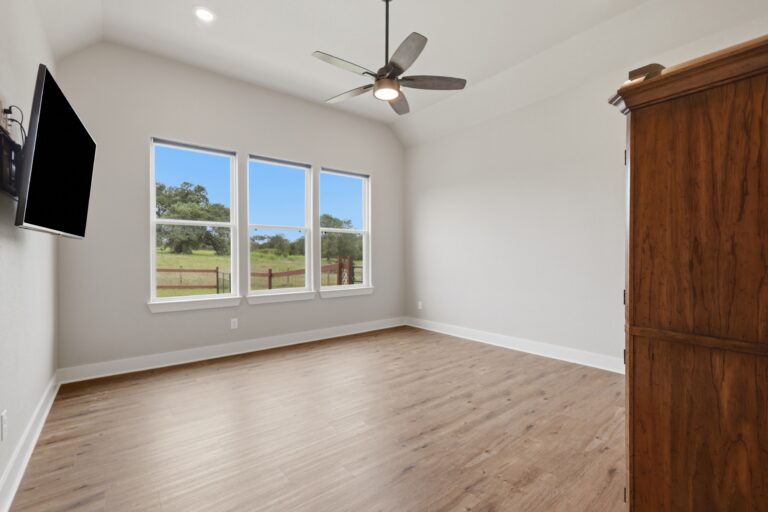 6100-Primary bedroom