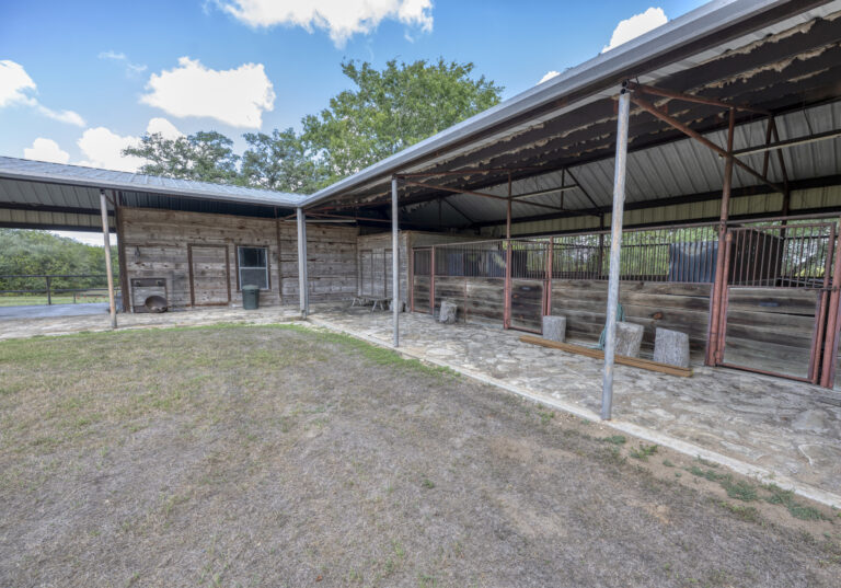 6101-barn-horse-stalls-INT