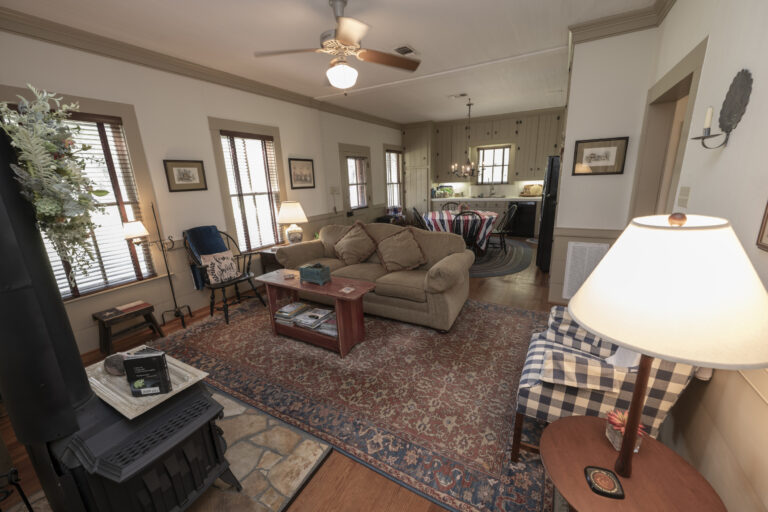 6101-guest-house-living-2-INT