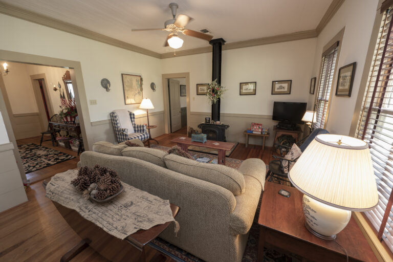 6101-guest-house-living-3-INT