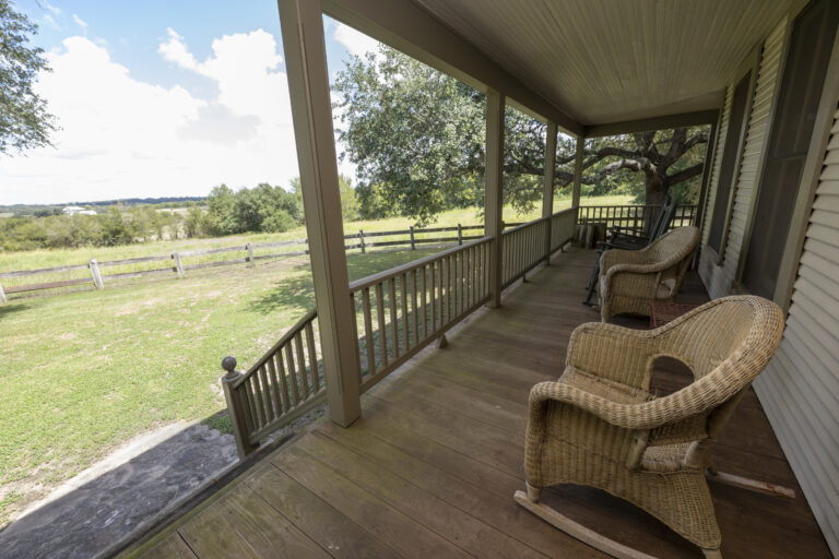 6101-guest-house-porch-1-INT