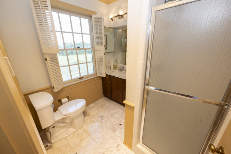 6101-main-house-bedroom2-bath-INT