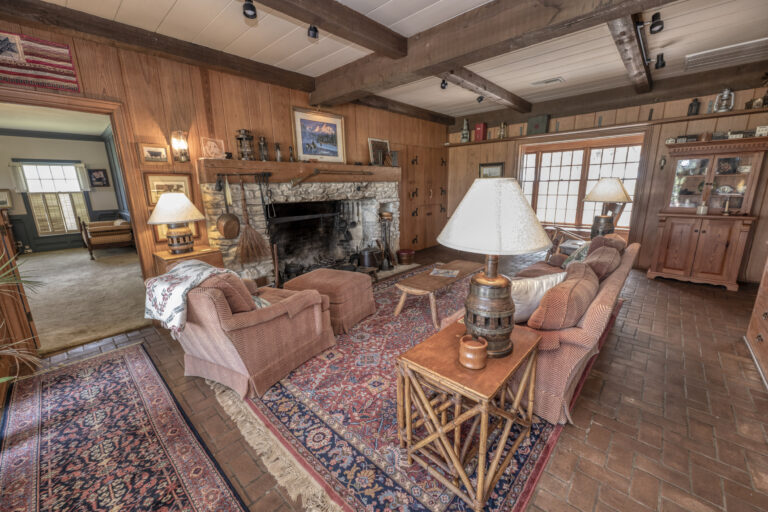 6101-main-house-living2-3-INT