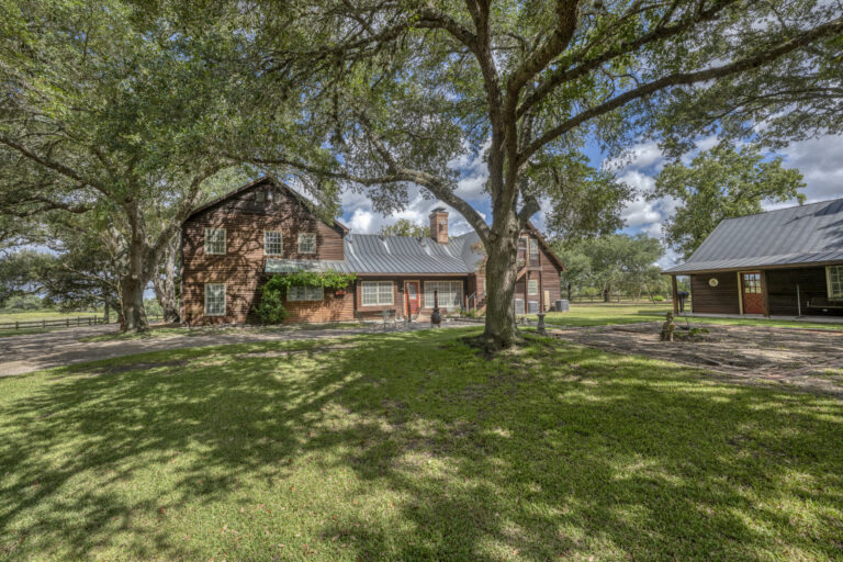 6101-main-house-side-yard-1-INT